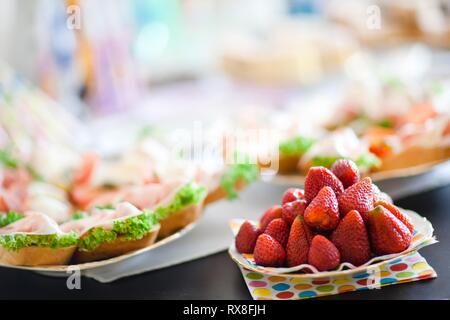 Le fragole sul tavolo prima celebrazione di compleanno in estate. Foto Stock