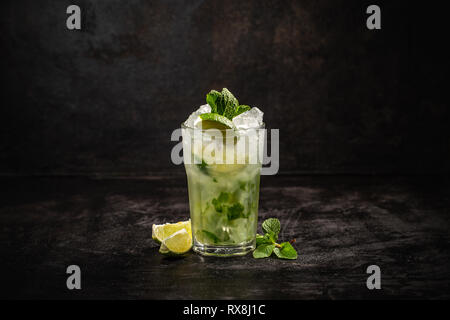 Cocktail Mojito su pietra scura tabella. Con spazio per il testo Foto Stock