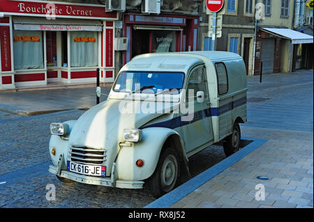 Parcheggiato Citroen 2CV van, preservativo, dipartimento di Gers, Nuova Aquitaine, Francia Foto Stock