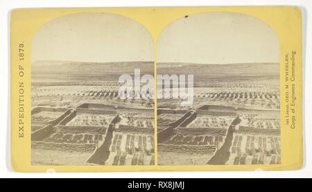 Giardini che circondano la Indian Pueblo di Zuni, in cui sono sollevati di una varietà di verdure, come peperoni, cipolle, aglio &c. Timothy O'Sullivan (American, nato in Irlanda, 1840-1882); commissionato da George Wheeler per il reparto di guerra, il Corpo degli Ingegneri, U.S. Esercito. Data: 1873. Dimensioni: 9,3 x 7,4 cm (ogni immagine); 10 x 17,7 cm (scheda). Albume stampa, stereo, No. 18 dalla serie 'esplorazioni geografiche e indagini a ovest del meridiano centesimo". Origine: Stati Uniti. Museo: Chicago Art Institute. Foto Stock