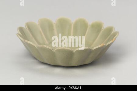 Scalloped-Rimmed piatto. Cina. Data: 1279-1368. Dimensioni: H. 2.7 cm (1 1/8 in.); diam. 9,6 cm (3 13/16 in.). Yaozhou ware; smaltato porcellanato. Provenienza: Cina. Museo: Chicago Art Institute. Foto Stock