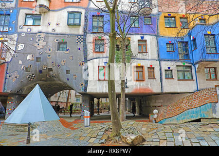 VIENNA, Austria - 9 gennaio 2019: casa Hundertwasser a Vienna, in Austria Foto Stock