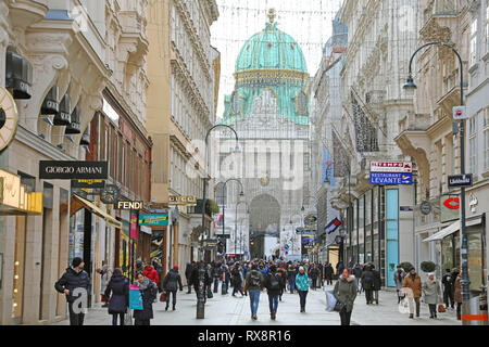 VIENNA, Austria - 8 gennaio 2019: Kohlmarkt street con il Hofburg sullo sfondo di turisti nel periodo invernale Foto Stock