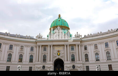 Palazzo di Hofburg su San Michele (piazza Michaelerplatz), Vienna, Austria Foto Stock