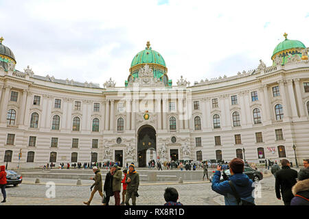 VIENNA, Austria - 8 gennaio 2019: turisti prende foto nella parte anteriore del palazzo di Hofburg a San Michele (piazza Michaelerplatz), Vienna, Austria Foto Stock