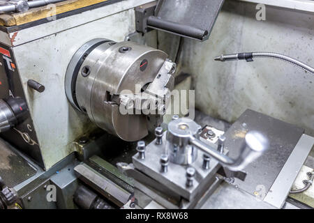 La fabbricazione di lavorazione metalli CNC tornio professionale mandrino della macchina Foto Stock