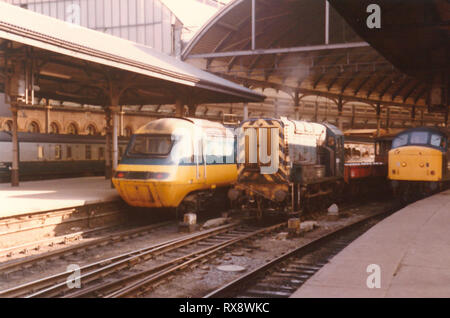 Treno ad alta velocità si trova presso la Stazione Centrale di Newcastle a fianco di una classe 08 al centro strada e una classe 46 sulla piattaforma opposta negli anni ottanta. Foto Stock