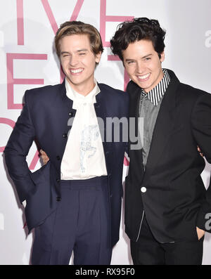WESTWOOD, CA - MARZO 07: Dylan Coniuge (L) e Cole Sprouse assistere alla premiere di Lionsgate 'Cinque Piedi Apart" al Fox Bruin Theatre il 07 marzo 2019 Foto Stock