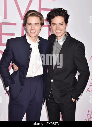 WESTWOOD, CA - MARZO 07: Dylan Coniuge (L) e Cole Sprouse assistere alla premiere di Lionsgate 'Cinque Piedi Apart" al Fox Bruin Theatre il 07 marzo 2019 Foto Stock