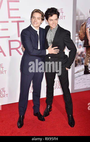 WESTWOOD, CA - MARZO 07: Dylan Coniuge (L) e Cole Sprouse assistere alla premiere di Lionsgate 'Cinque Piedi Apart" al Fox Bruin Theatre il 07 marzo 2019 Foto Stock