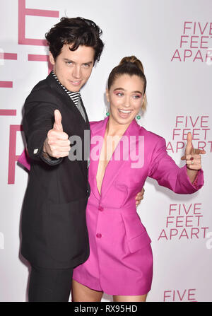 WESTWOOD, CA - MARZO 07: Cole Sprouse (L) e Haley Lu Richardson assistere alla premiere di Lionsgate 'Cinque Piedi Apart" al Fox Bruin Theatre il 0 marzo Foto Stock