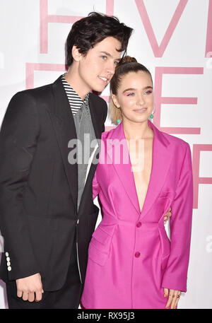 WESTWOOD, CA - MARZO 07: Cole Sprouse (L) e Haley Lu Richardson assistere alla premiere di Lionsgate 'Cinque Piedi Apart" al Fox Bruin Theatre il 0 marzo Foto Stock