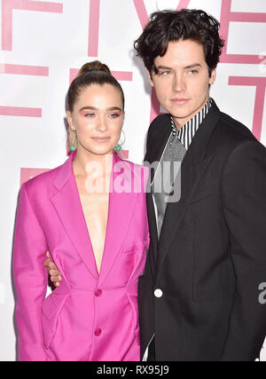 WESTWOOD, CA - MARZO 07: Cole Sprouse (R) e Haley Lu Richardson assistere alla premiere di Lionsgate 'Cinque Piedi Apart" al Fox Bruin Theatre il 0 marzo Foto Stock
