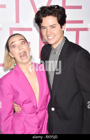 WESTWOOD, CA - MARZO 07: Cole Sprouse (R) e Haley Lu Richardson assistere alla premiere di Lionsgate 'Cinque Piedi Apart" al Fox Bruin Theatre il 0 marzo Foto Stock