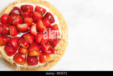 La torta di fragole, vista dall'alto con copia spazio/In casa la torta di fragole Foto Stock