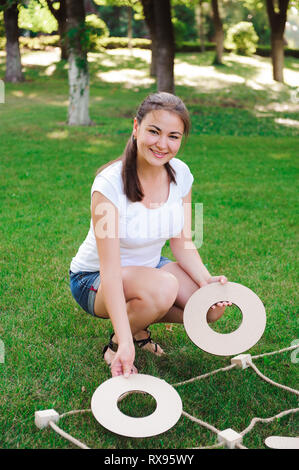 Big Tic Tac Toe gioco. Ragazzo e ragazza che gioca all'esterno. Foto Stock