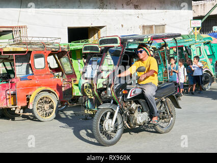 Romblon, Romblon Provincia, Filippine: triciclo con Bob Marley design nel centro città, parcheggio tricicli in background Foto Stock