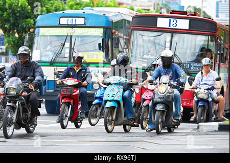 Bangkok, Thailandia: Close-up di molte moto e autobus presso il quotidiano Rush Hour nel centro della città Foto Stock