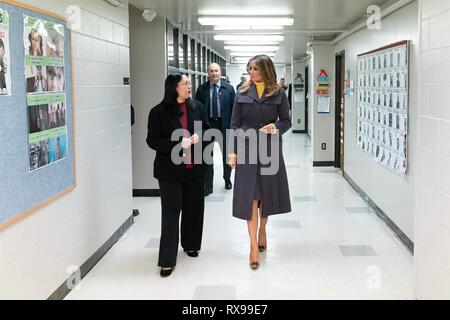 U.S prima signora Melania Trump passeggiate con la scuola principale, Maureen Brown, sinistra, durante una visita alla scuola di Colomba di scoperta di scuola elementare Marzo 4, 2019 in Tulsa, Oklahoma. Foto Stock