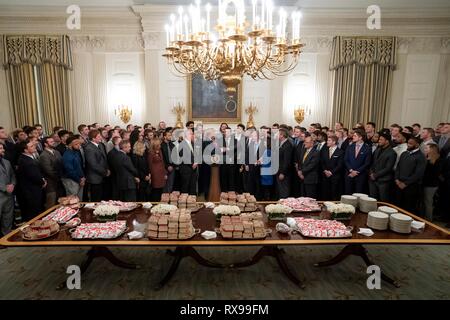 U.S presidente Donald Trump accoglie favorevolmente i giocatori con il 2018 FCS Divisione Calcio i campioni nazionali di North Dakota bisonti per un pranzo di fast-food nello stato in sala da pranzo della Casa Bianca il 4 marzo 2019 a Washington, DC. Foto Stock