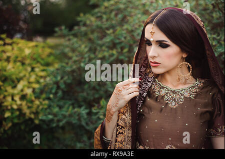 Mehendi sulle mani di ragazze, Donna mani con brown mehndi tattoo. Le mani della sposa indiano ragazza con brown Henna Tattoos. Foto Stock