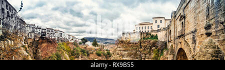 Vista panoramica della città vecchia di Ronda, il famoso villaggio bianco. Provincia di Malaga, Andalusia vista panoramica città vecchia di Ronda e parte di n Foto Stock