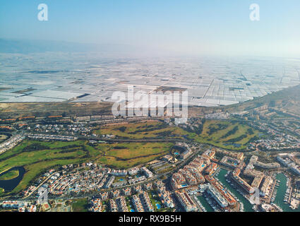 Fotografia aerea del drone vista città di Almerimar con la loro grande quantità di serre, coltivando verdure coltivate. Spagna Foto Stock