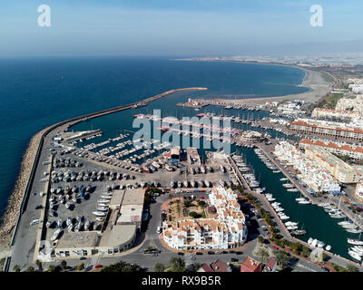 Vista panoramica aerea grandangolare fotografia drone Almerimar resort paesaggio urbano, ormeggiate navi nel porto marina mare soleggiato giorno cielo blu. Spagna Foto Stock