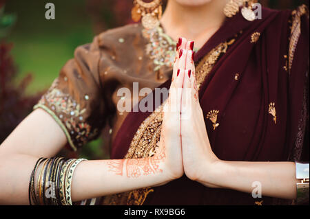 Mehndi copre le mani di bella donna indiana Foto Stock