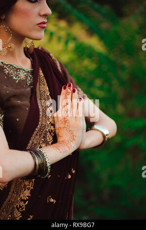 Mehndi copre le mani di bella donna indiana Foto Stock