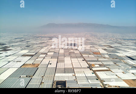 Antenna fuco sopra il punto di vista molte politene esterno in plastica serre serre dove coltivano frutta e verdura in Almerimar, provin Foto Stock