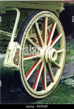 Gypsy carro base, splendidamente dipinte a mano e impreziosito con foglia oro. La base è stata consegnata ad un carro builder in Ryton, Northumberland, ha costruito un archetto superiore per il carrello. Foto Stock