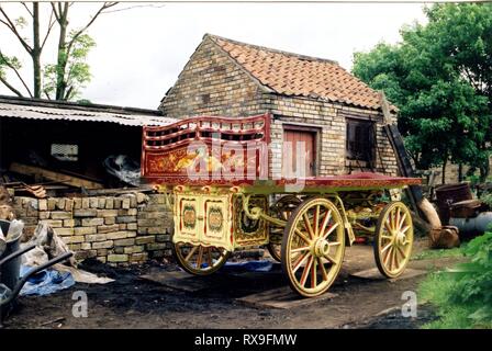 Gypsy carro base, splendidamente dipinte a mano e impreziosito con foglia oro. La base è stata consegnata ad un carro builder in Ryton, Northumberland, ha costruito un archetto superiore per il carrello. Foto Stock