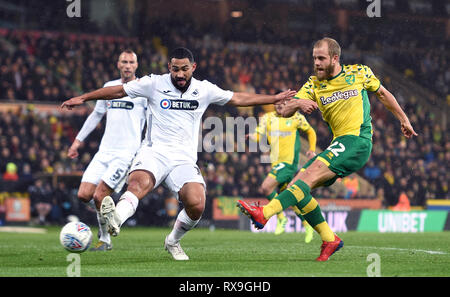 Norwich City's Teemu Pukki (destra) spara a obiettivo durante il cielo di scommessa match del campionato a Carrow Road, Norwich. Foto Stock