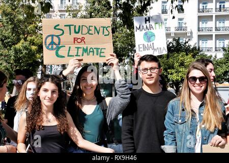 Gli studenti visto holding cartelloni durante la protesta. Gli studenti provenienti da scuole europee protesta per l'ambiente in un clima di colpire in piazza Syntagma di Atene con una domanda centrale per proteggere l'ambiente. Foto Stock