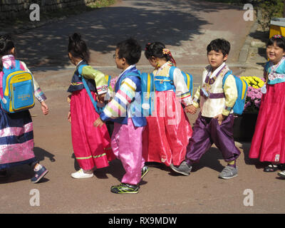 Seoul, Corea del Sud, Ottobre 2012: un gruppo di ragazzi nel tradizionale abito coreano o Hanbok Foto Stock