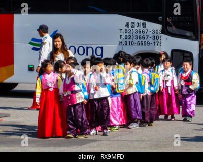 Seoul, Corea del Sud, Ottobre 2012: un gruppo di ragazzi nel tradizionale abito coreano o Hanbok Foto Stock