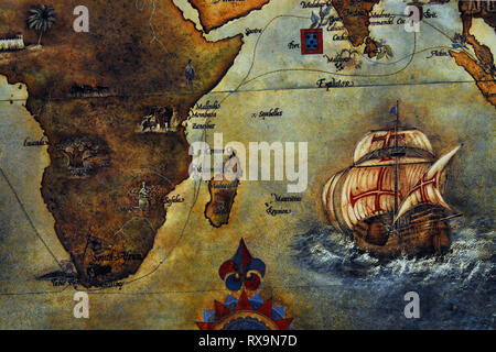 Close up di un colorato e interessante antica mappa di Africa e di alcuni paesi in Asia. Nota le rotte di navigazione per le navi a vela. Foto Stock