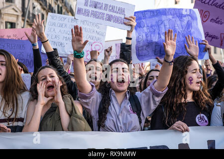 La donna vede gridando slogan durante la protesta. Centinaia di studenti, per la maggior parte donne, hanno celebrato la giornata di sciopero del 8 Marzo Giornata Internazionale della Donna con dimostrazioni. Foto Stock