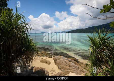 Vista panoramica del mare contro il cielo nuvoloso durante la giornata di sole Foto Stock