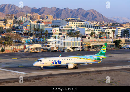 Eilat, Israele-Febbraio 24, 2019:Arkia Embraer ERJ-195AR al vecchio Eilat aeroporto internazionale. Foto Stock