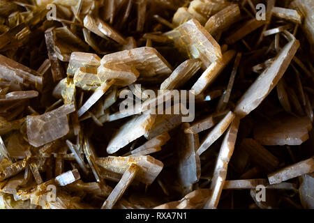 Close up di barite texture, un minerale marrone trovato Huanzala in Perù. Macro di cristallo pattern. Foto Stock