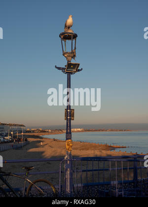 Eastbourne è una località di villeggiatura in Inghilterra del sud-est costa. Sul lungomare sono hotel vittoriano, xix secolo Eastbourne Pier e un 1930 bandstand Foto Stock