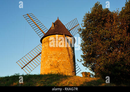 Vecchio mulino a vento, Tourtres, Lot-et-Garonne Department, Nuova Aquitaine, Francia Foto Stock