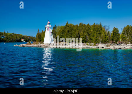 Faro (1885) presso la grande vasca Harbour, Fathom cinque National Marine Park, Tobermory, Ontario, Canada Foto Stock