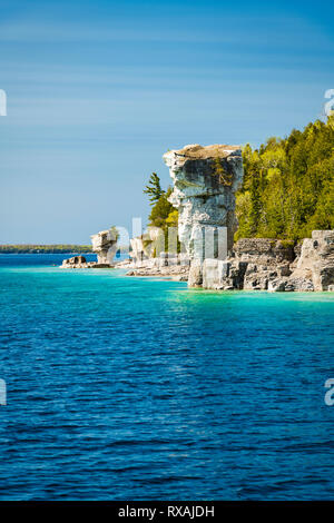 Grandi "vaso" (mare stack) come si vede dall'acqua, Vaso Isola, Fathom cinque National Marine Park, Ontario, Canada Foto Stock