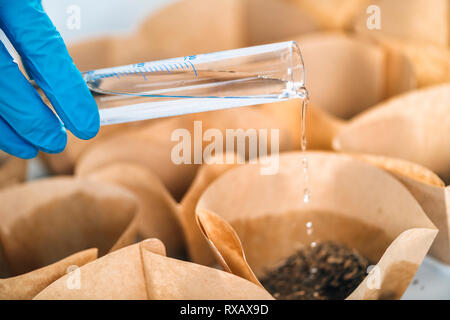 Campioni di irrigazione in Soil Science Laboratory Foto Stock