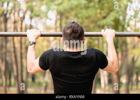 Uomo che fa tirare ups Foto Stock