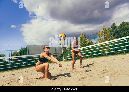 Beach volley duello sulla rete Foto Stock
