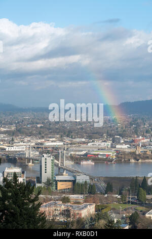 Rainbow su Portland, Oregon. Foto Stock